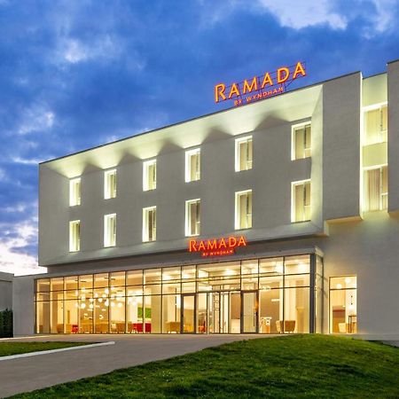 Ramada By Wyndham Targu Jiu Hotel Exterior photo